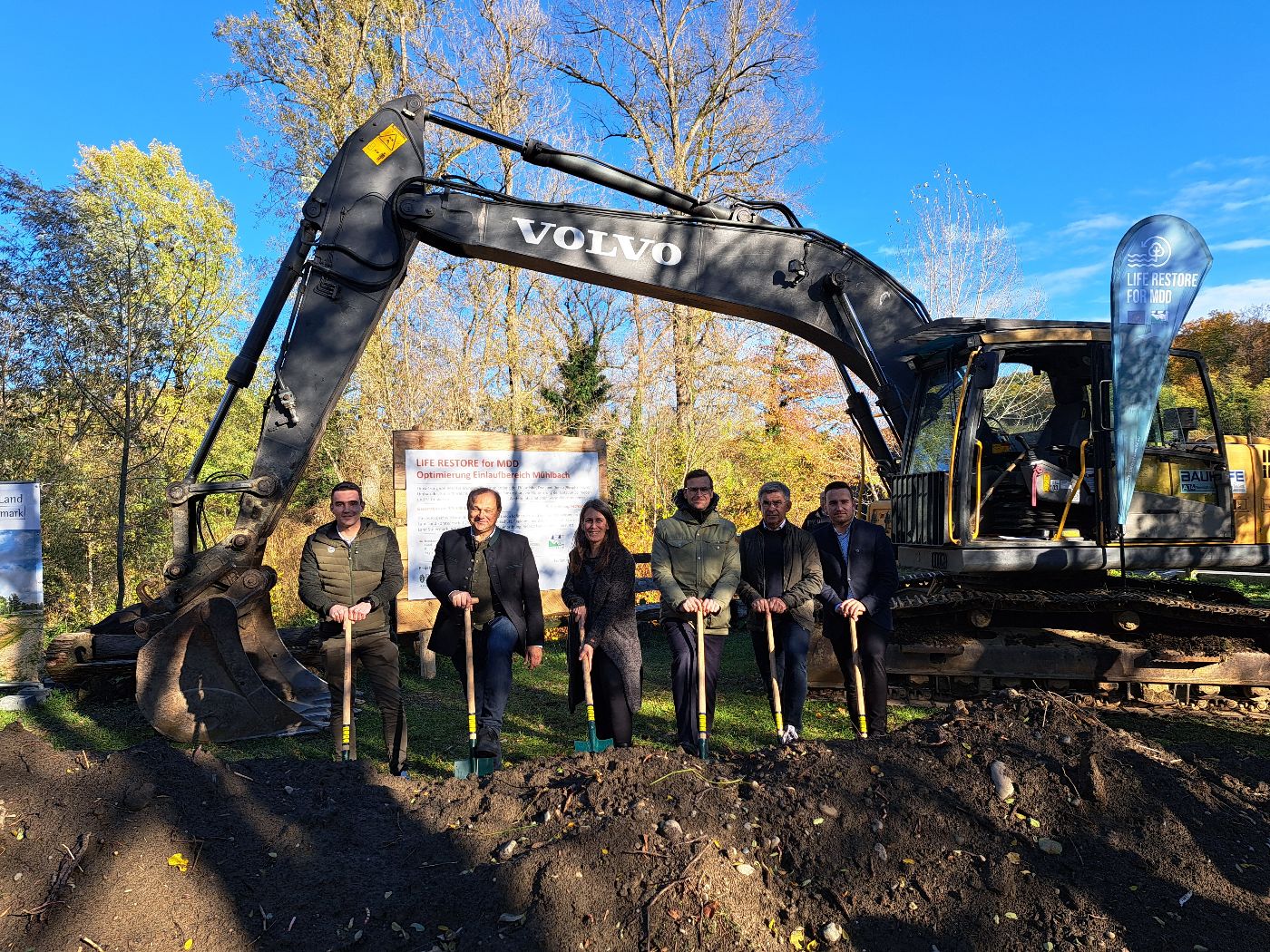 Gruppenfoto beim Spatenstich am Mühlbach in der Steiermark.