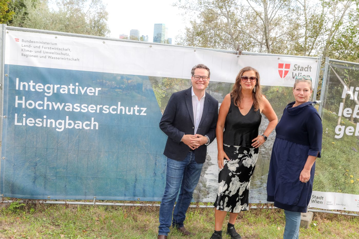 Foto beim Banner des Ministeriums.