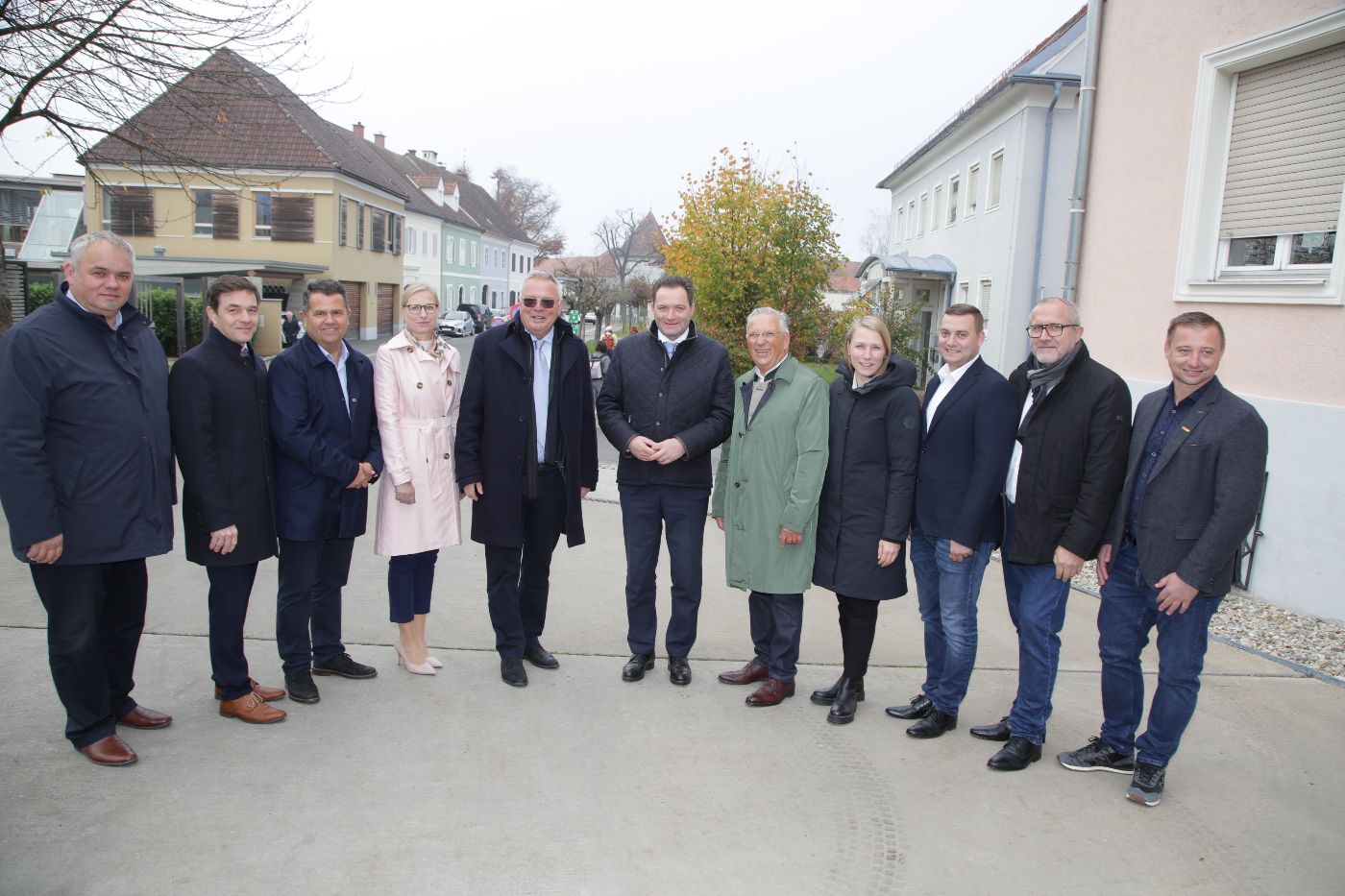 Die Minister mit den Bürgermeisterinnen und Bürgermeistern von beiden Seiten der Mur