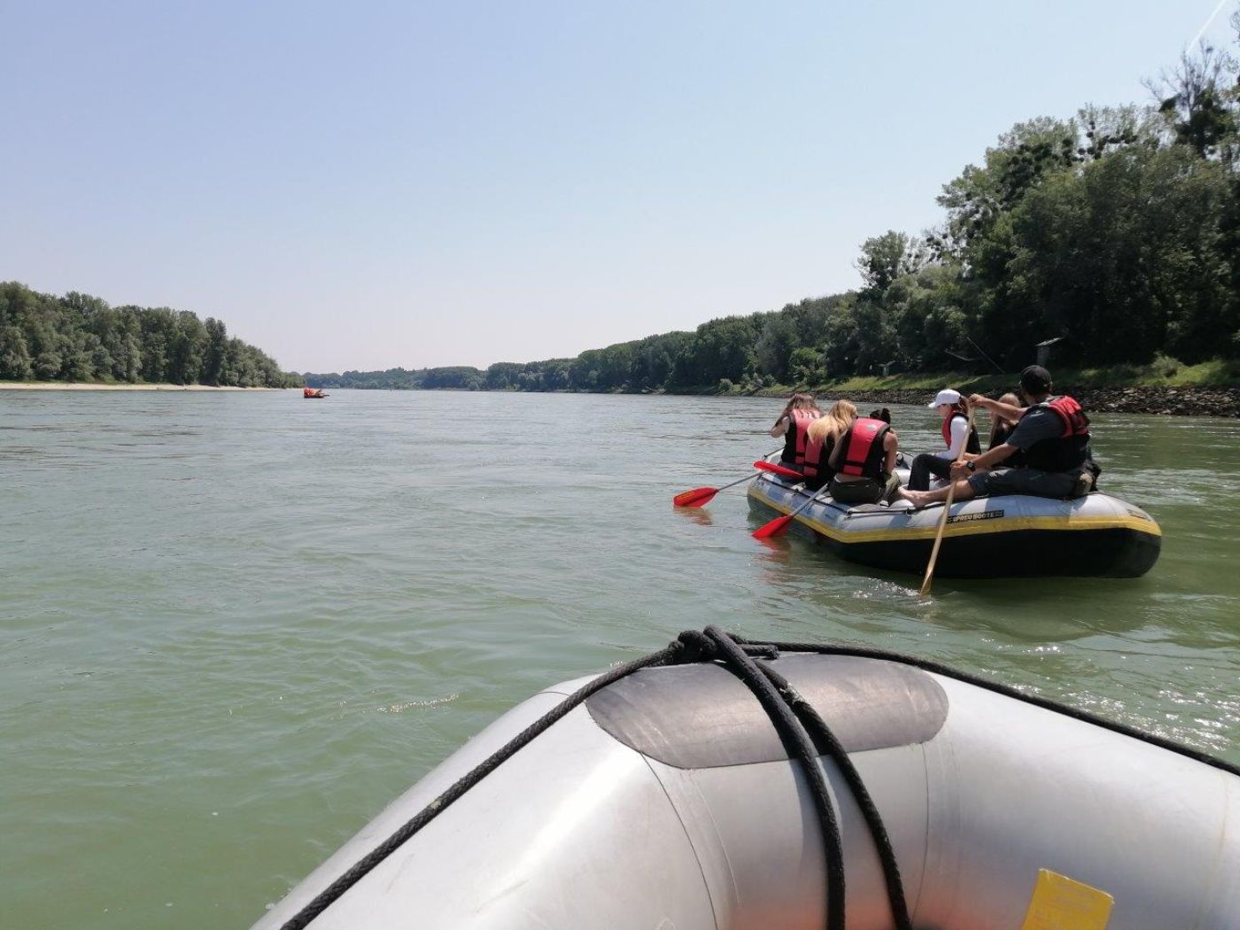 Bootsfahrt auf der Donau einer Schulklasse anlässlich des Danube Days 2023.