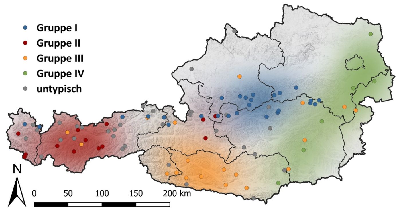 Alle vier Quellgruppen auf einer Karte geplottet und die jeweiligen geographischen Schwerpunkte jeder Quellgruppe eingefärbt. Die Quellgruppe 1 liegt vorwiegend im Osten der nördlichen Kalkalpen, die Quellgruppe 2 im Westen Österreichs, die Quellgruppe 3 hat ihren Schwerpunkt im Süden Österreichs und die Quellgruppe 4 in den östlichen Niederungen Österreichs.