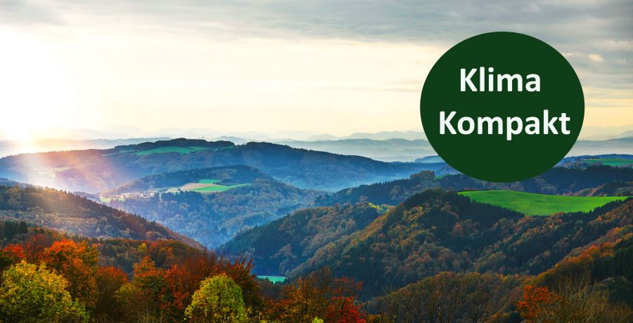 Sonnenaufgang bei Berg- und Hügellandschaft