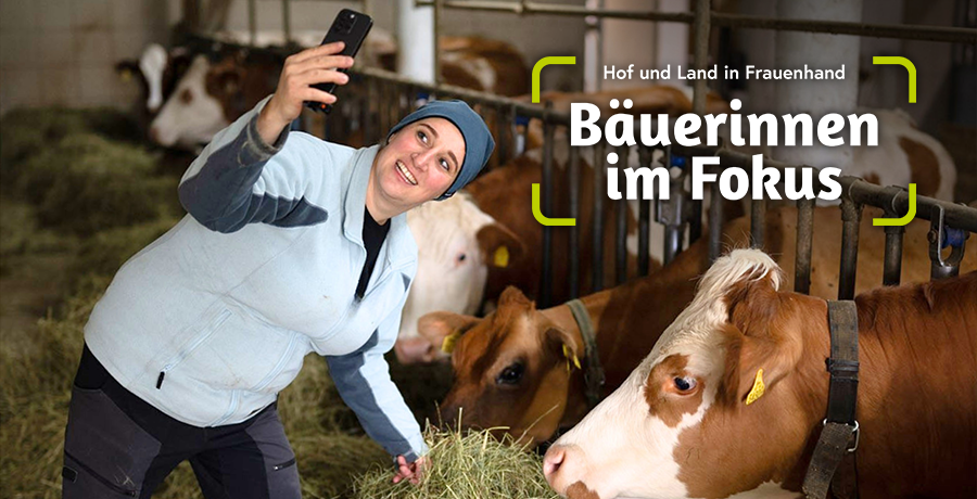 eine Bäuerin im Kuhstall macht ein Selfie