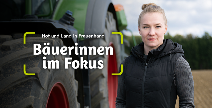 Bäuerin neben Traktor