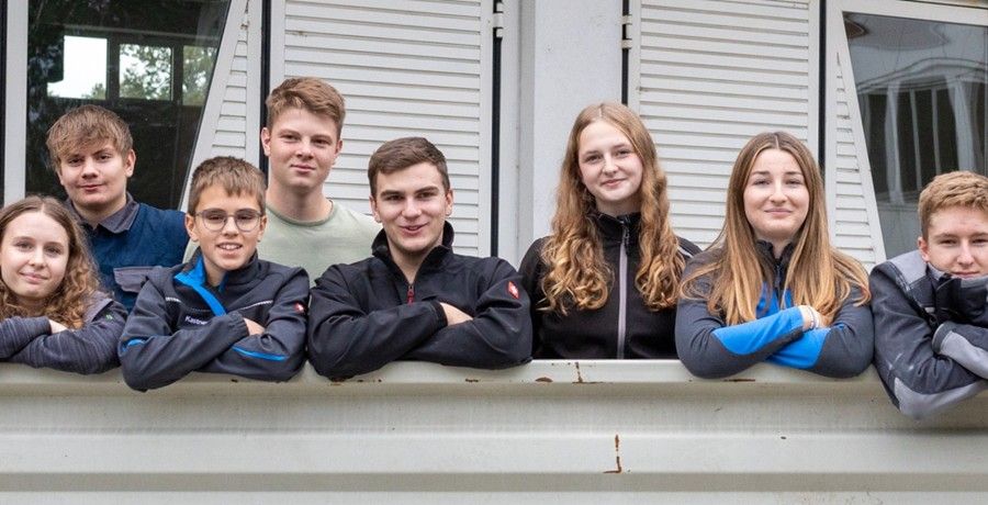 Schülerinnen und Schüler in einer Reihe