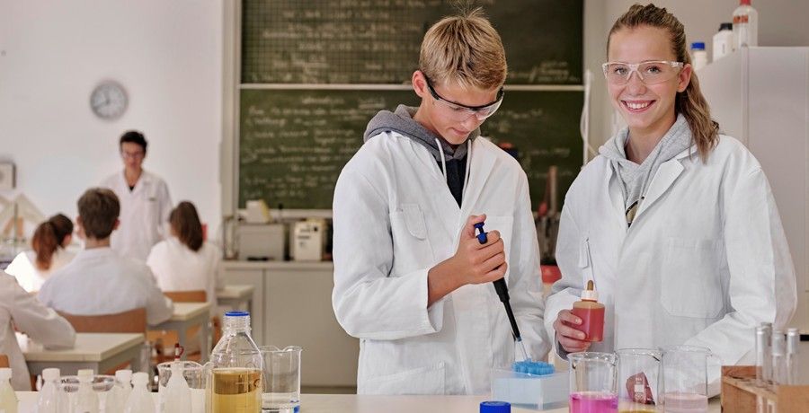 Schüler arbeiten im Labor mit Reagenzgläsern