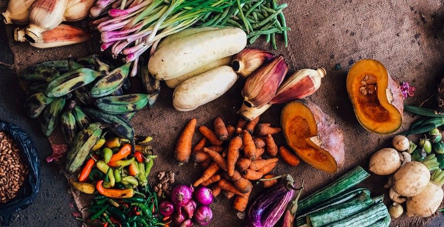 Obst und Gemüse, schon teilweise verdorben
