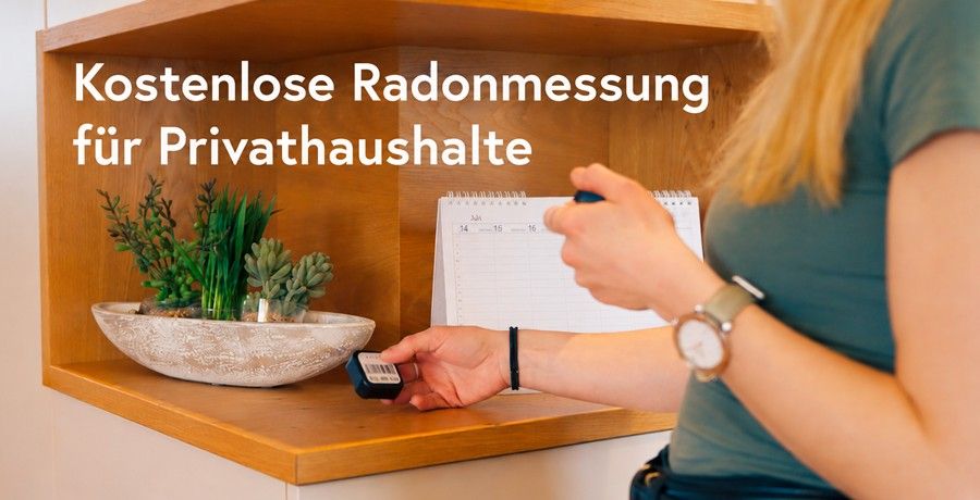 Eine Frau hält ein Radonmessgerät