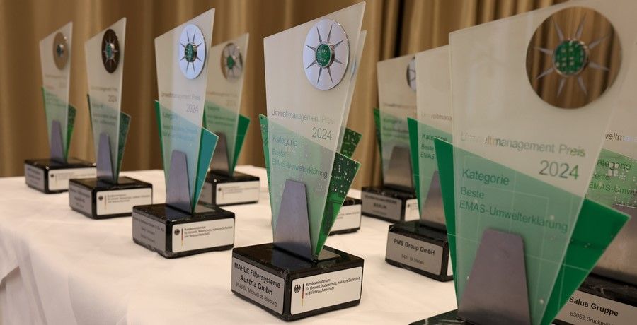 Trophäen des Umweltmanagementpreises 2024 in Großaufnahme