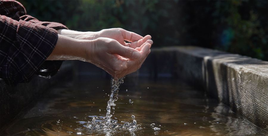 Hände schöpfen Wasser