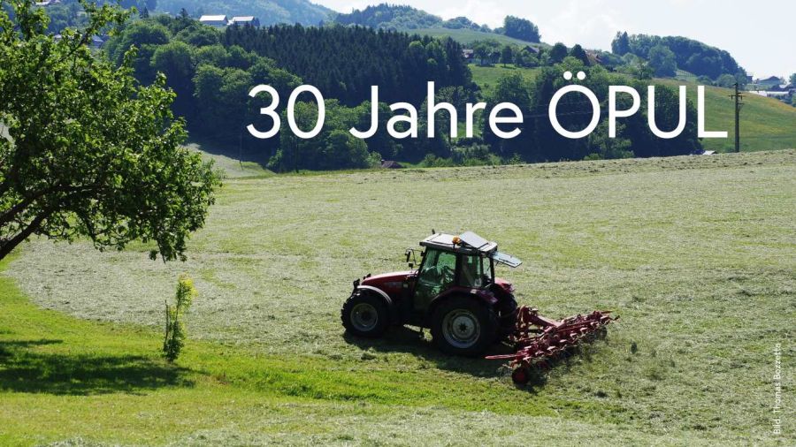 Traktor bei der Heuernte - Schriftzug mit 30 Jahre ÖPUL überlagert das Bild