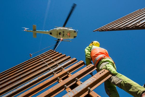 The erection of steel snow bridges using helicopters and torrent and avalanche protection workers