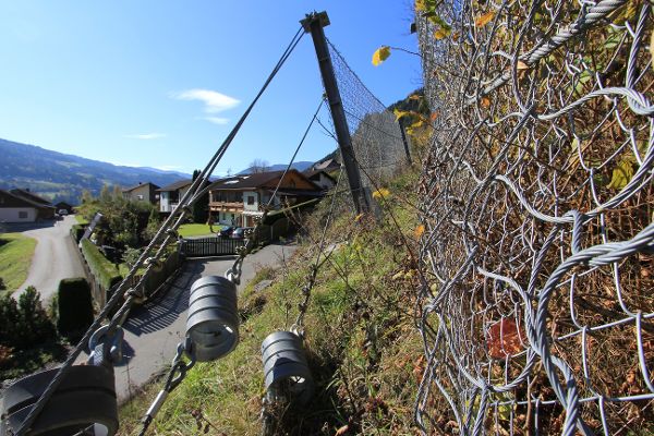 Rockfall nets protect the infrastructure