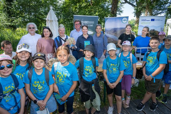 A group photo of children and organizers on Danube Day in Orth an der Donau.