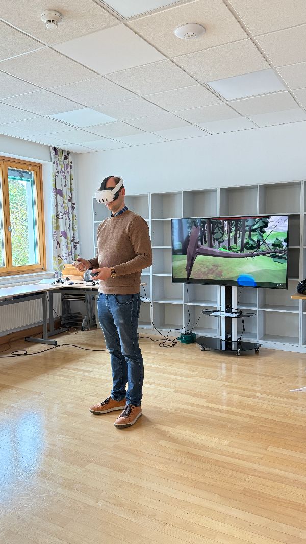 Mann mit einer VR-Brille