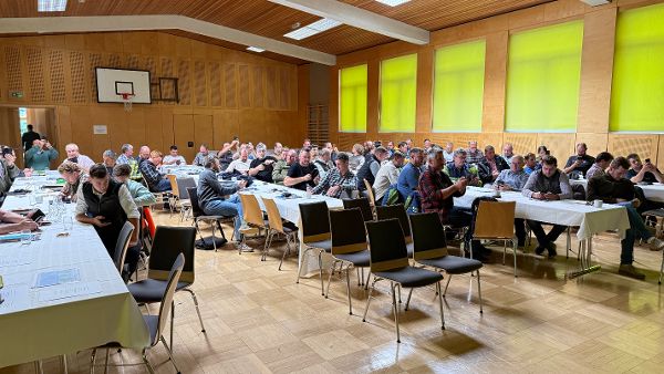 Saal mit Teilnehmerinnen und Teilnehmern