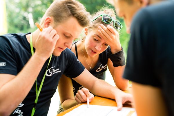Menschen bei der Auswertung für die Olympiade