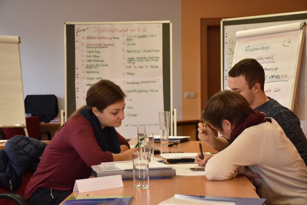 Mehrere Menschen an einem Tisch - Teamarbeit