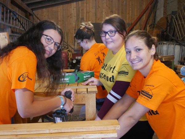 Holzwerkstatt mit vielen Menschen