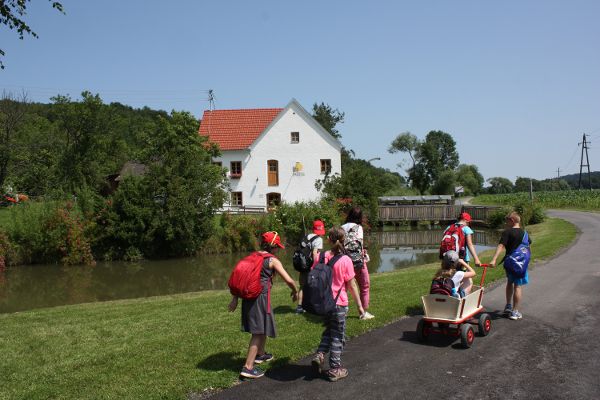 Kinder wandern zur Jostmühle