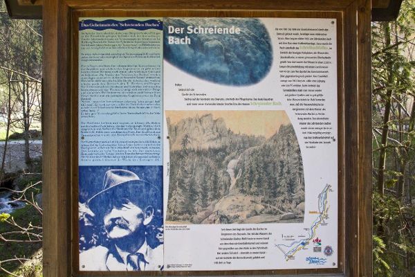 Eine Schautafel die sich schreiender Bach nennt. Darauf wird die Sage um den Bach beschrieben.