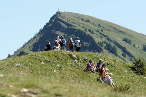 Wanderer mit Blick auf den Andelsbucher Hausberg