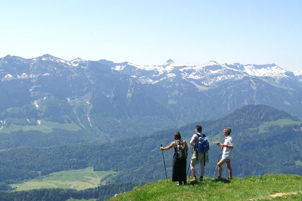 Wanderer unterwegs am Berg
