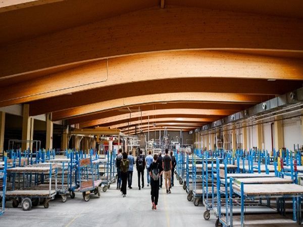 Alte Produktionshalle mit restlichem Inventar