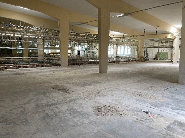 Alte, leere Produktionshalle