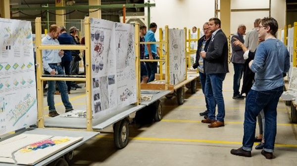 Planungsentwürfe in einer Halle