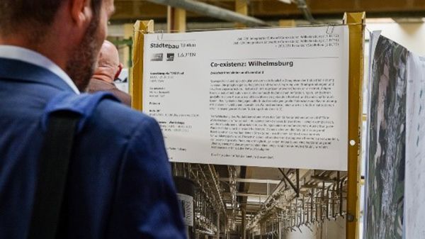 Planungsentwürfe in einer Halle
