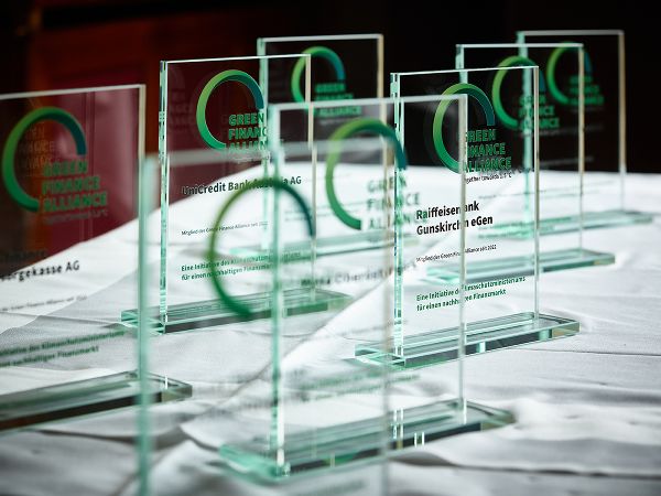 Aufsteller als Auszeichnung für Mitglieder Green Finance Alliance