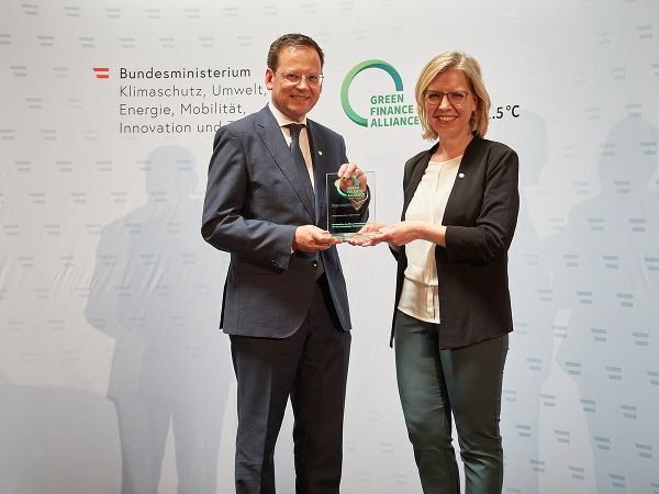 Klaus Kumpfmüller (HYPO Oberösterreich) mit Klimaschutzministerin Leonore Gewessler