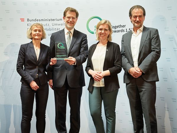 Repräsentant:innen der VBV-Vorsorgekasse AG mit Klimaschutzministerin Leonore Gewessler
