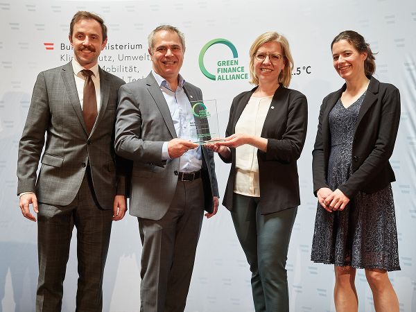 Repräsentantinnen der fair-finance Vorsorgekasse mit Klimaschutzministerin Leonore Gewessler