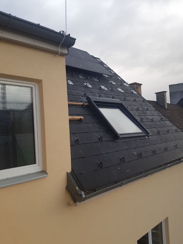 Außenwände, Dach und Fenster nach der Sanierung mit vorhandener PV-Anlage