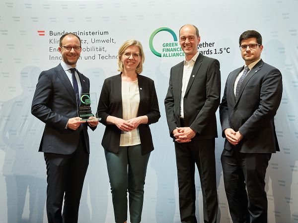 Repräsentanten der Allianz Elementar Versicherungs-AG mit Klimaschutzministerin Leonore Gewessler