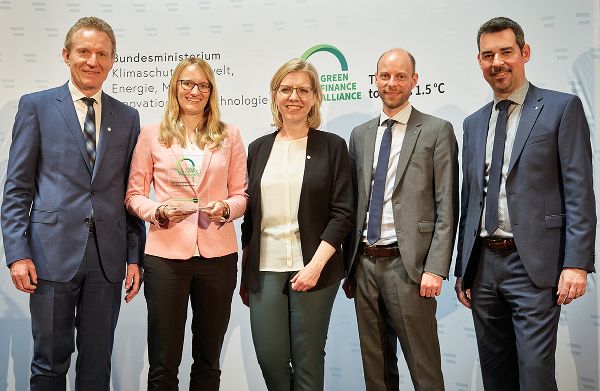 Repräsentant:innen der Raiffeisen Gunskirchen mit Klimaschutzministerin Leonore Gewessler
