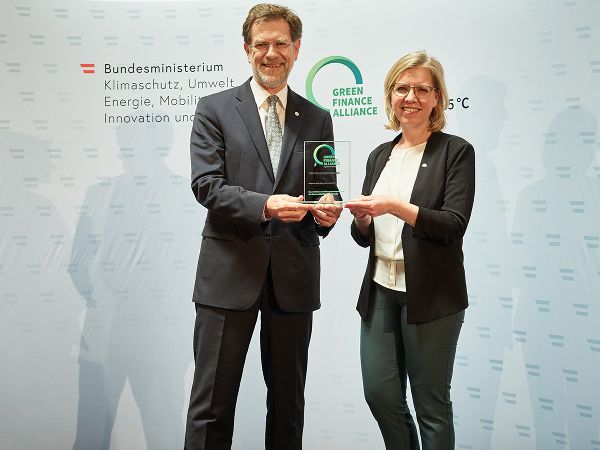Andreas Zakostelsky (VBV-Vorsorgekasse AG) mit Klimaschutzministerin Leonore Gewessler
