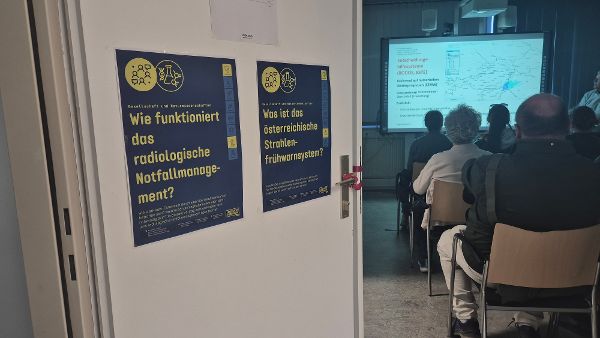 BesucherInnen verfolgen einen Vortrag zum Thema radiologisches Notfallmanagement.