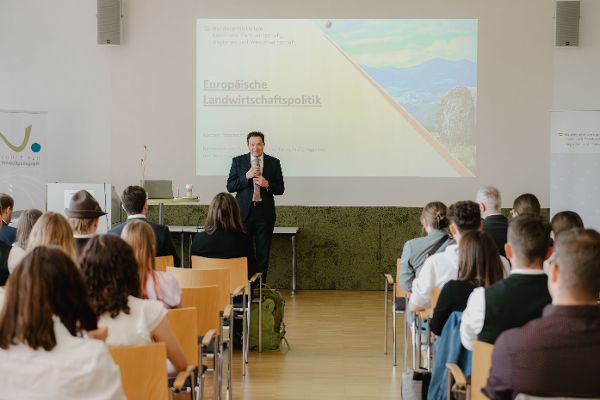 Begrüßung Minister Totschnig am Europatag für Schülerinnen und Schüler