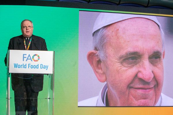 Das Bild zeigt die Verlesung der Botschaft des Heiligen Vaters Papst Franziskus beim WFD 2024