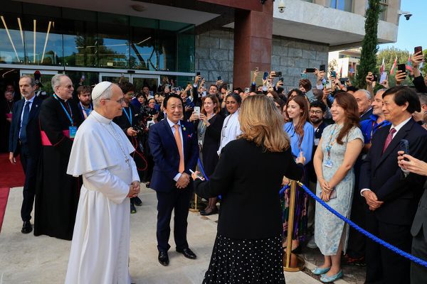 Das Bild zeigt Papst Leo XIV im Gespräch mit Menschen vor der Abreise