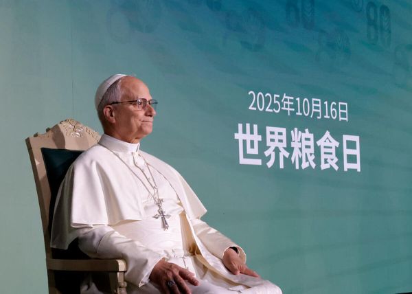 Das Bild zeigt Papst Leo XIV auf einem Sessel auf dem Podium