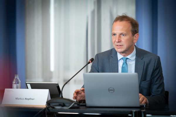 sitzender Mann mit Laptop