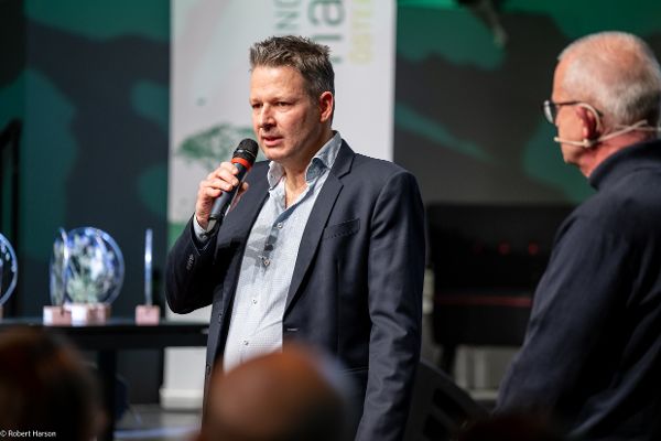 Günther Meyerl erklärt die Leistungen von Green Care Betrieben.