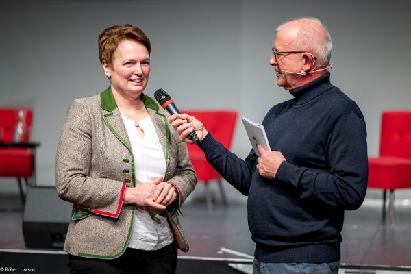 Andrea Wagner betont den Wert zukunftsorientierter Verbindung von landwirtschaftlicher Produktion mit Biodiversitätserhalt aber auch weiteren Betriebsstandbeinen, wie es bspw. Green Care darstellt.