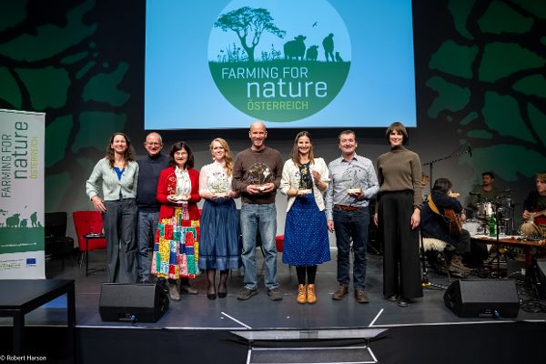 8 Personen auf der Bühne, 5 davon mit Award. Im Hintergrund eine Leinwand mit dem Farming for Nature Logo.