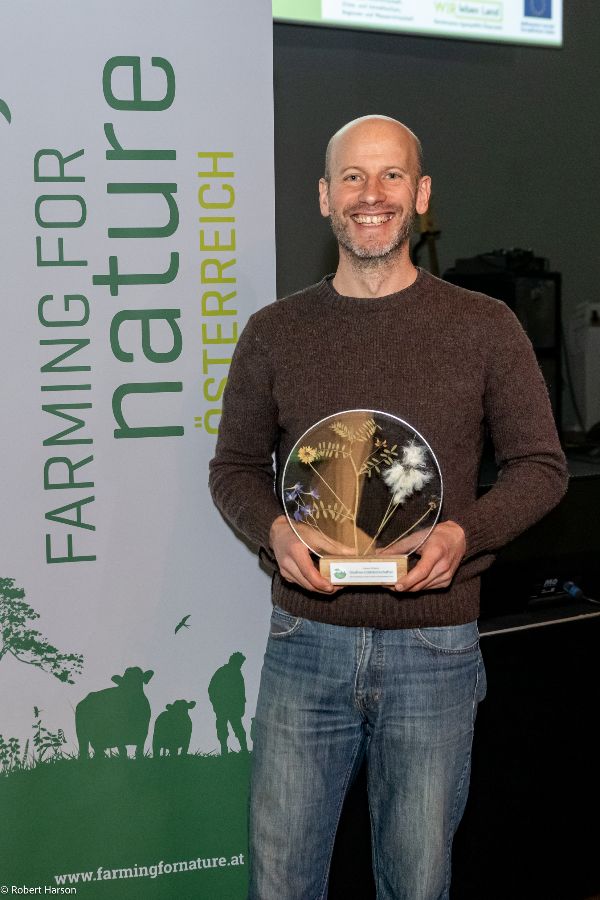 Biodiversitätsbotschafter vor dem Projekt-Roll-up.