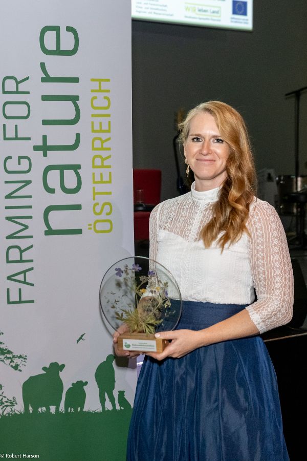 Biodiversitätsbotschafterin vor dem Projekt-Roll-up.